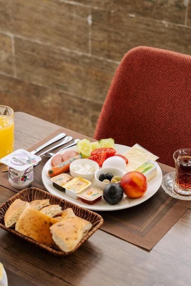 Parliament Hotel & Restaurant 47/56