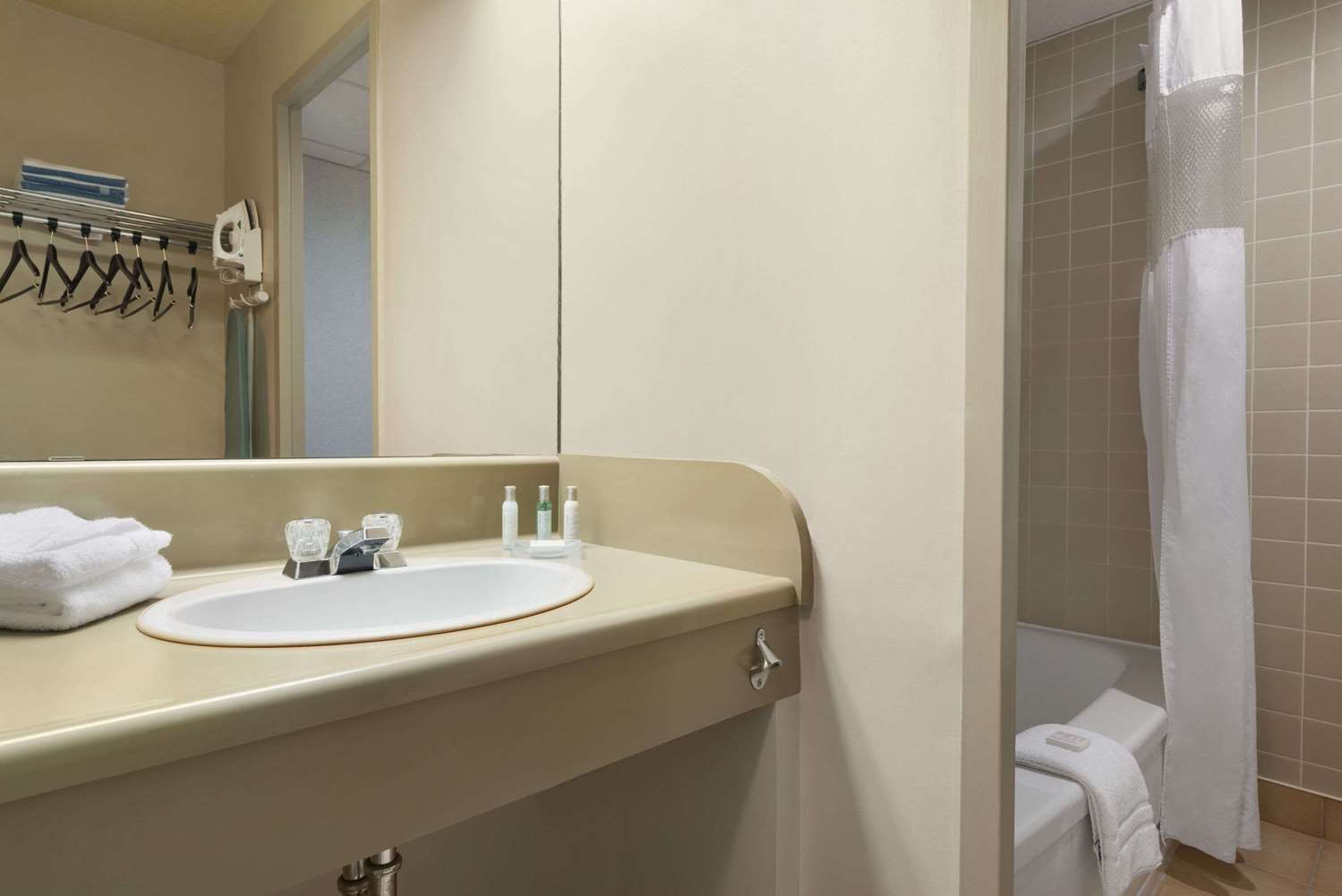 Quality Inn & Suites Sydney, NS 17/17