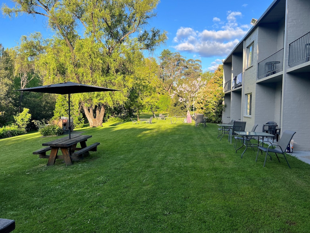 RIVERBANK PARK MOTEL 53/63