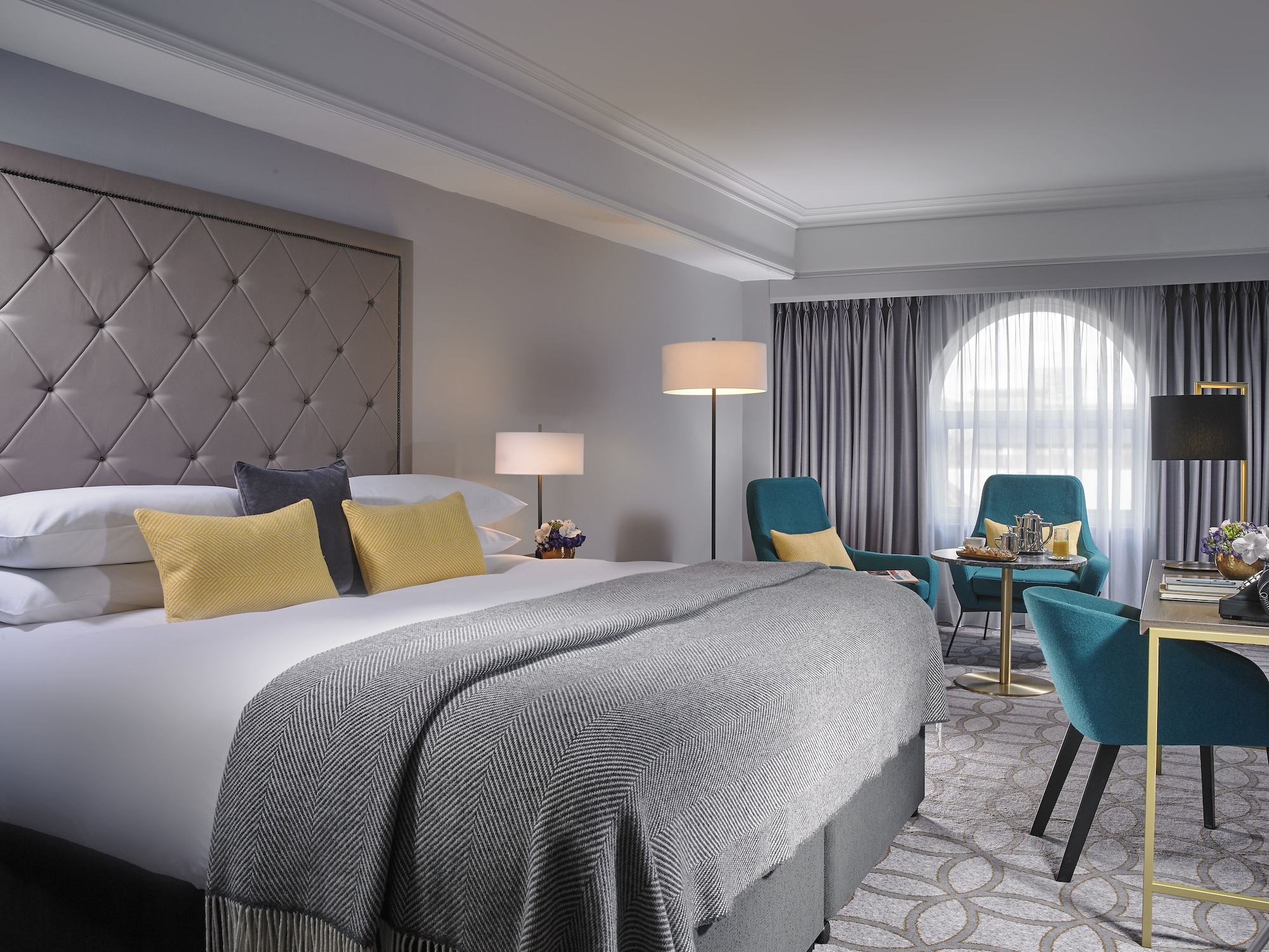 EXECUTIVE, KING BED