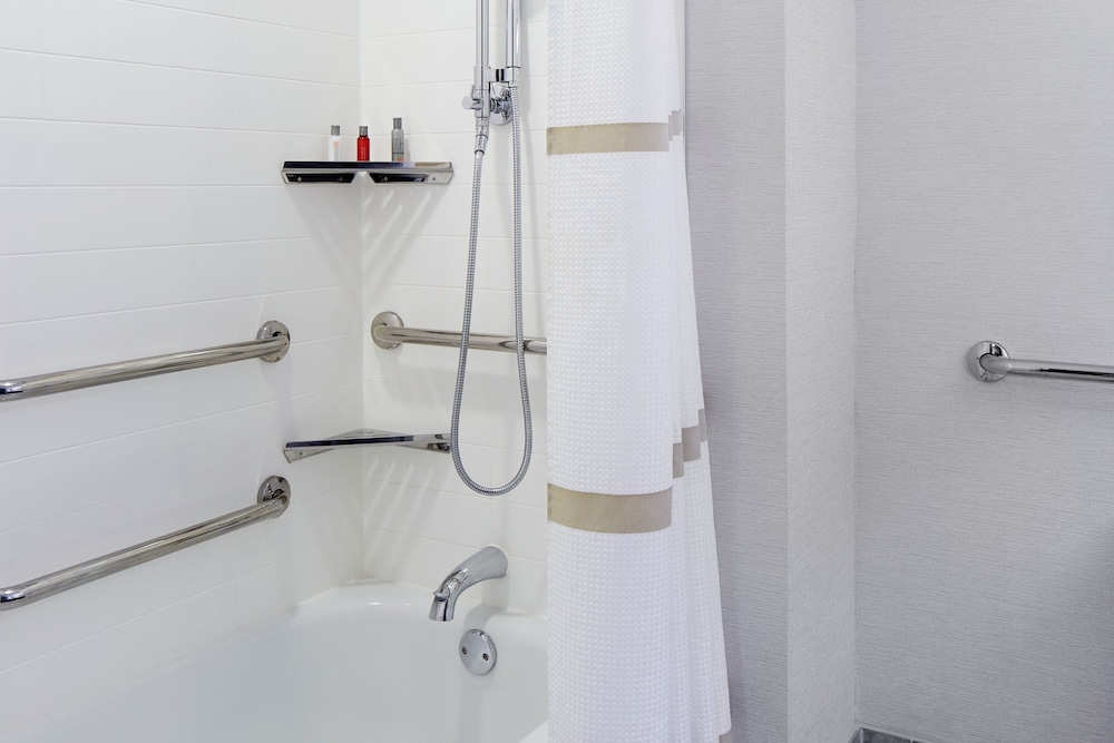 غرفة بسرير كينج لذوي الإعاقة، Columbus Marriott Northwest 7/7