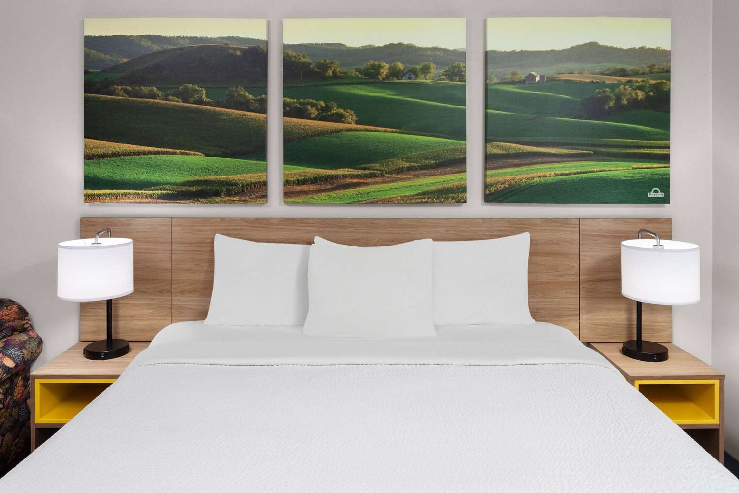 Days Inn & Suites by Wyndham Sellersburg 21/32