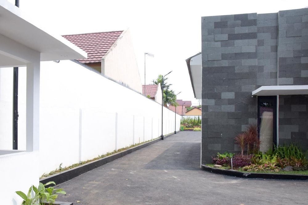 RedDoorz Plus near UNIMED Medan 17/22