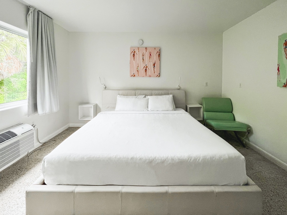 STUDIO, KING BED