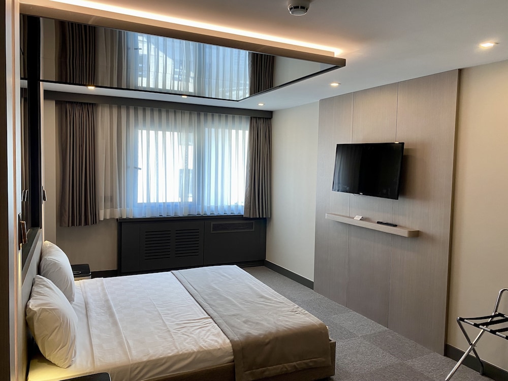Triada Hotel Karakoy 30/65