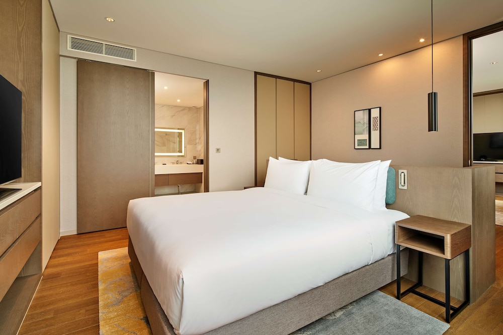 PREMIUM, SUITE, KING BED