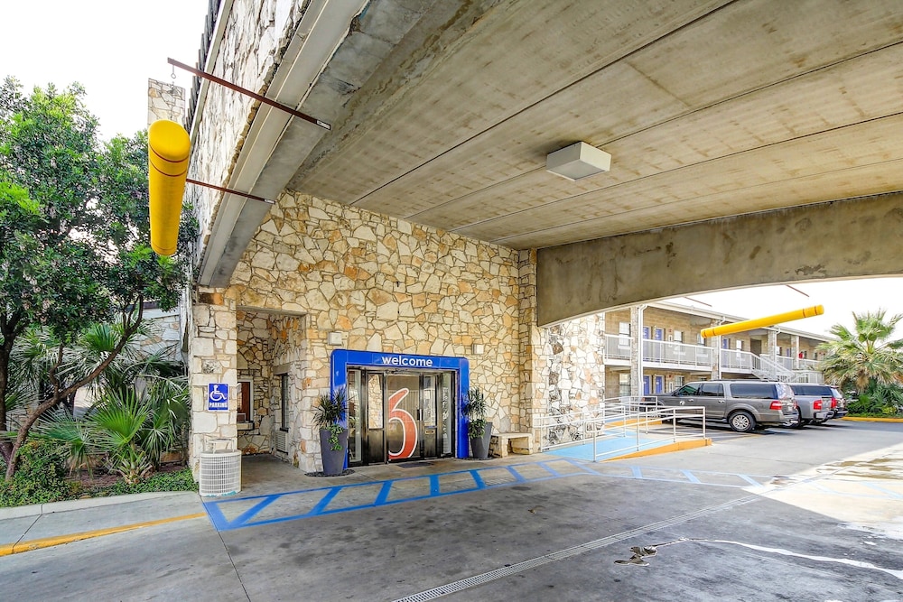 Motel6 San Antonio, TX - Northwest Medical Center 41/60