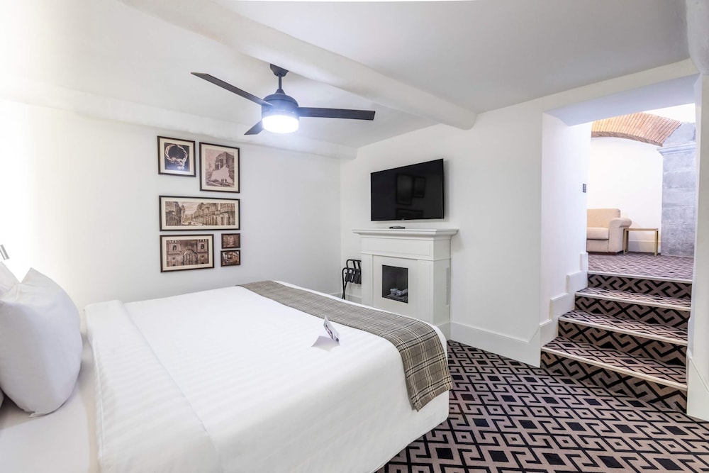 SUITE, KING BED