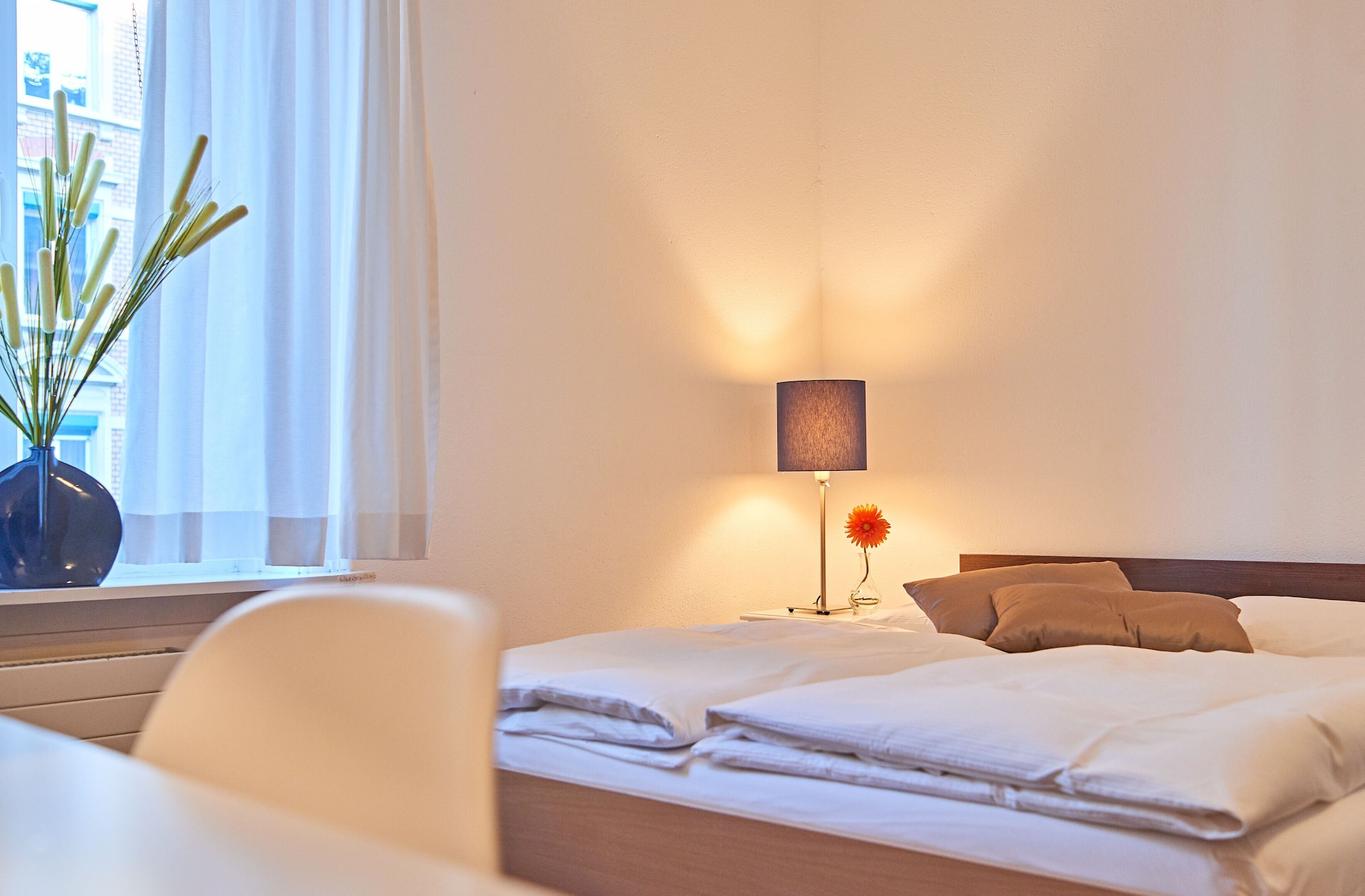 ROOM, DOUBLE OR TWIN BED
