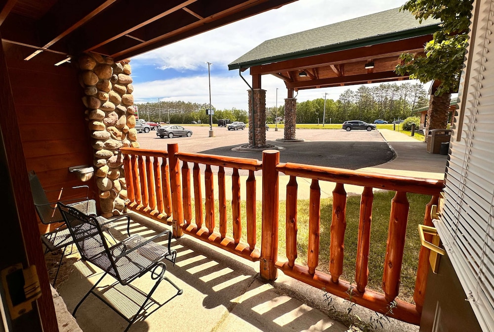 Shell Lake Lodge, a Travelodge by Wyndham 6/55