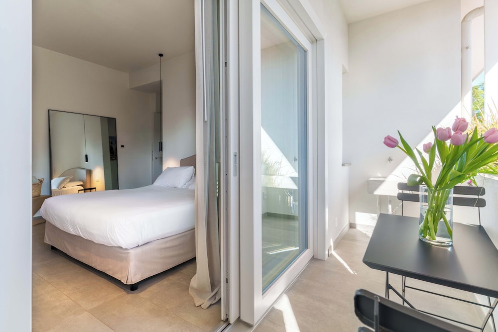 غرفة ديلوكس بسرير كوين بشرفة، Domia Boutique Hotel Mondello 3/8