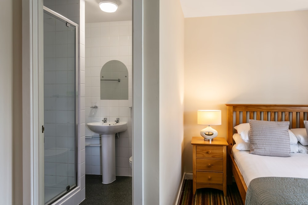 Roydon Marina Village Hotel 12/49