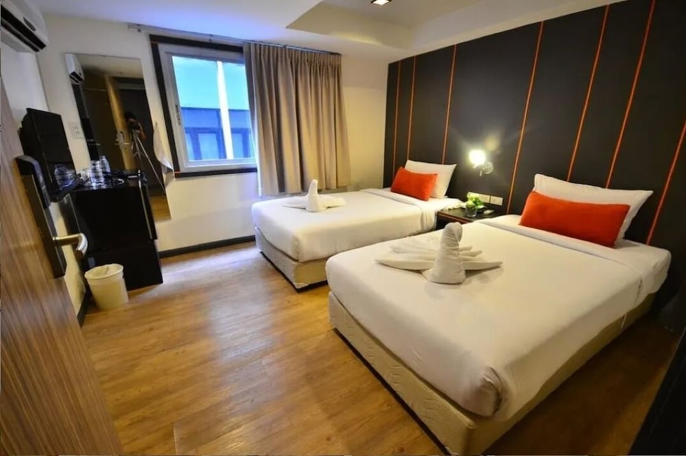 DELUXE, TWIN BEDS