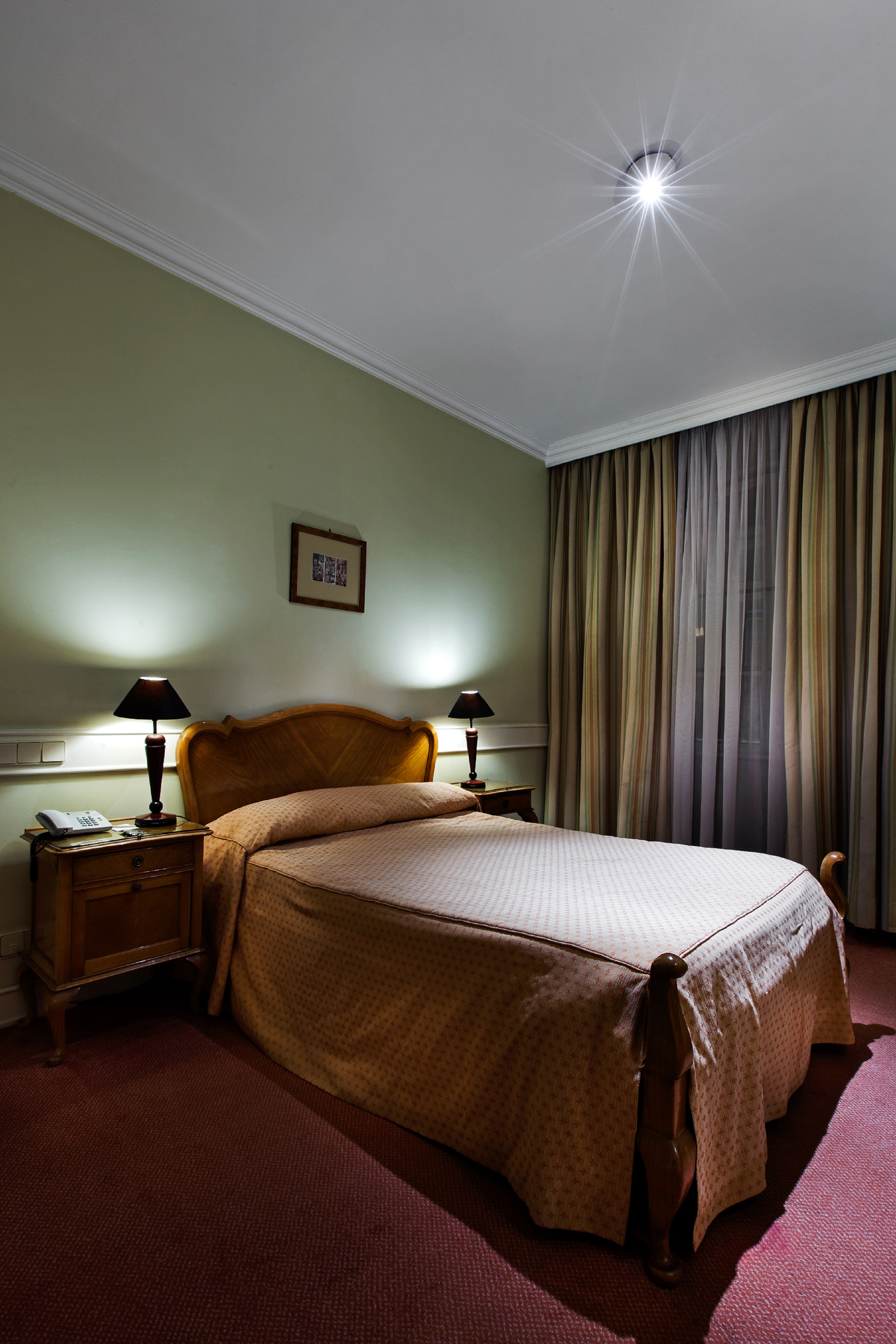 ROOM, DOUBLE OR TWIN BED
