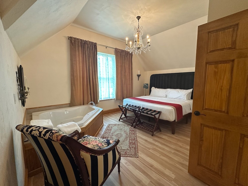Honeymoon, Studio, Suite, King Bed, Garden View, Balcony