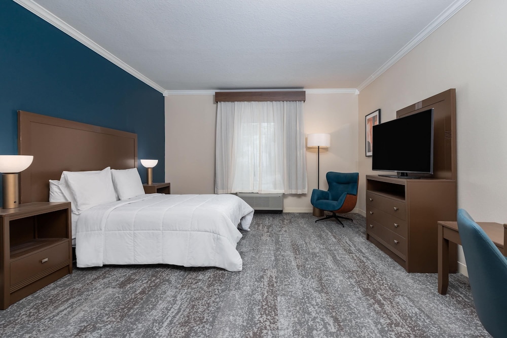 Wyndham Lake Charles 10/49