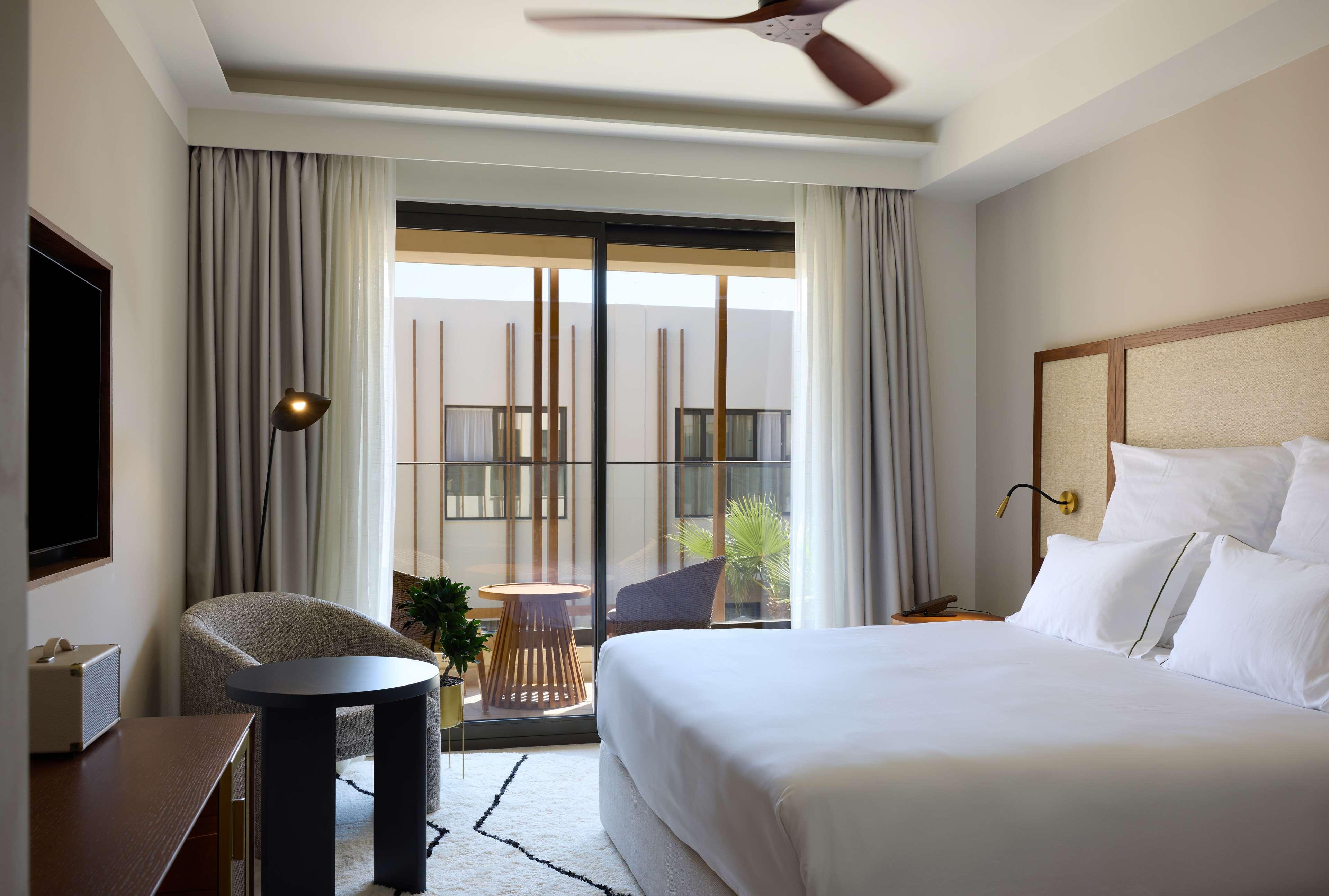 ATRIUM, KING BED, GARDEN VIEW