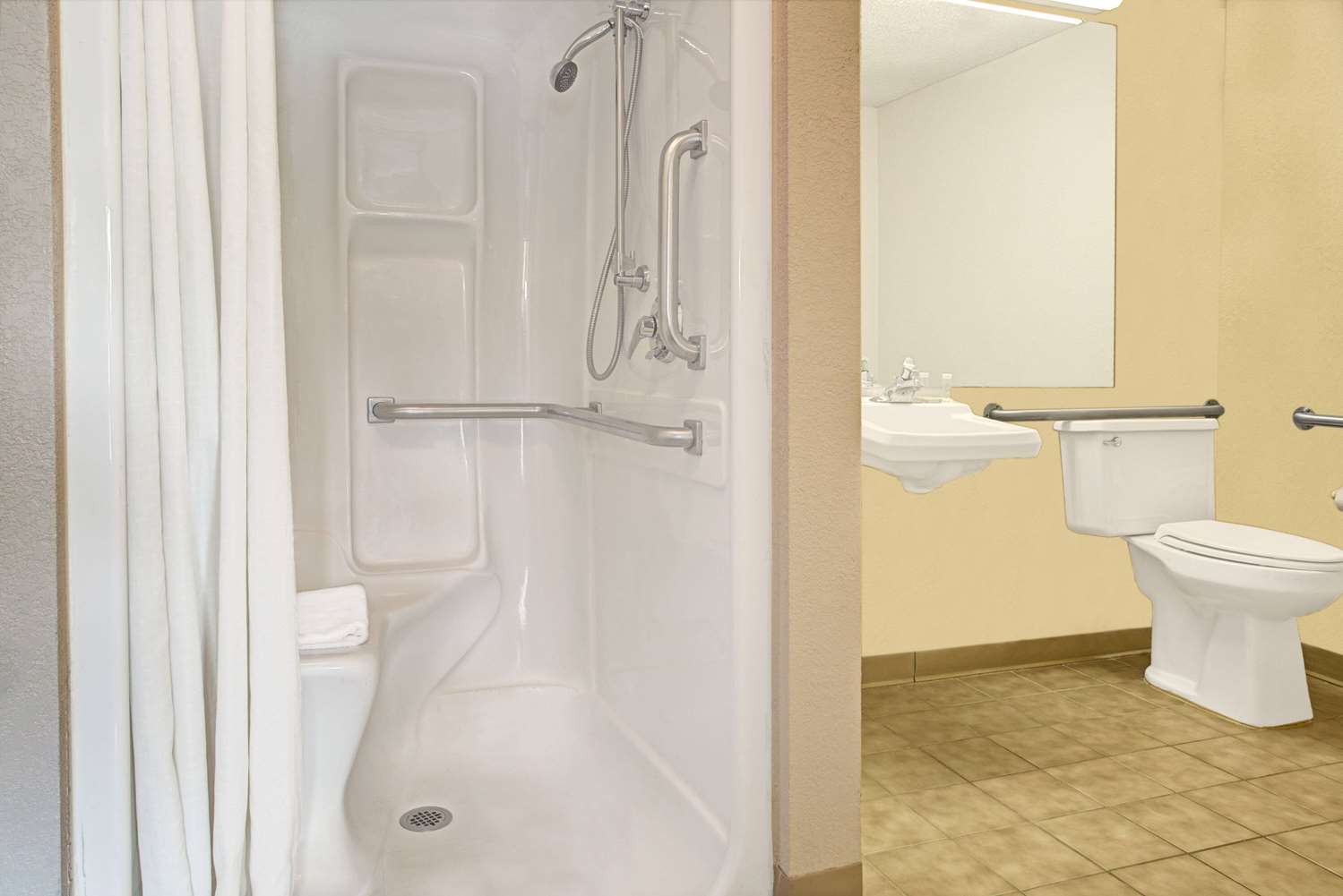 Super 8 by Wyndham Cincinnati/Springdale OH 16/17