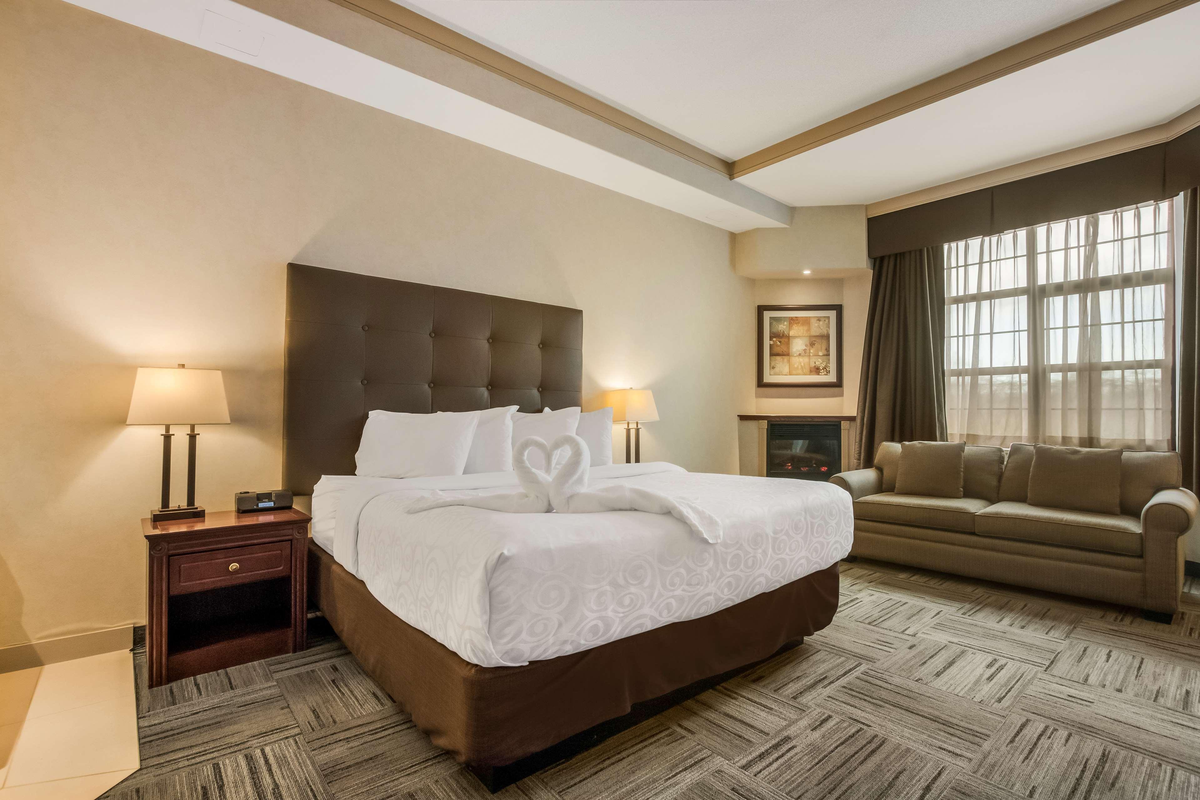 Room, King Bed, Jetted Tub, Grand Wing