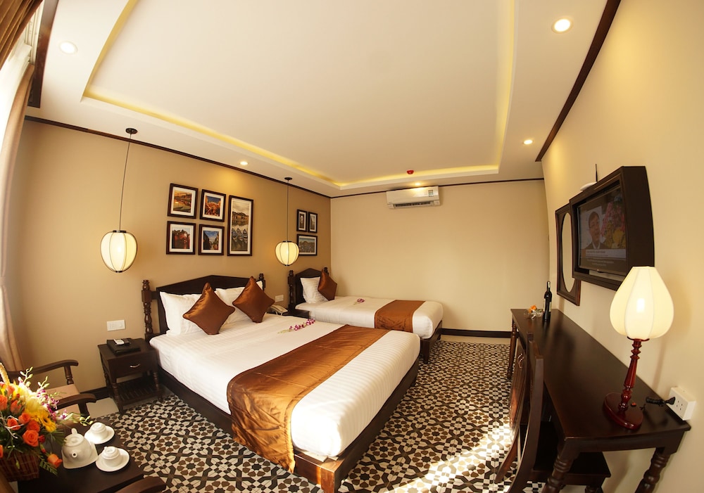 Golden Bell Backpacker Hotel and Pool Bar 30/59