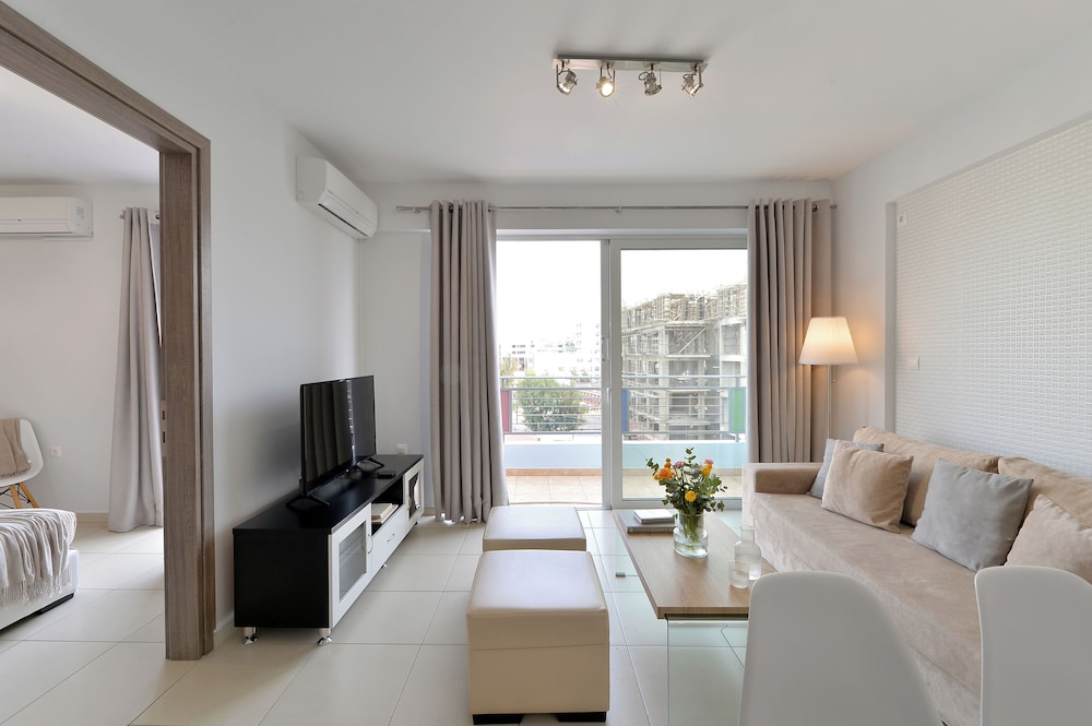 Alekos Apartments 12/50