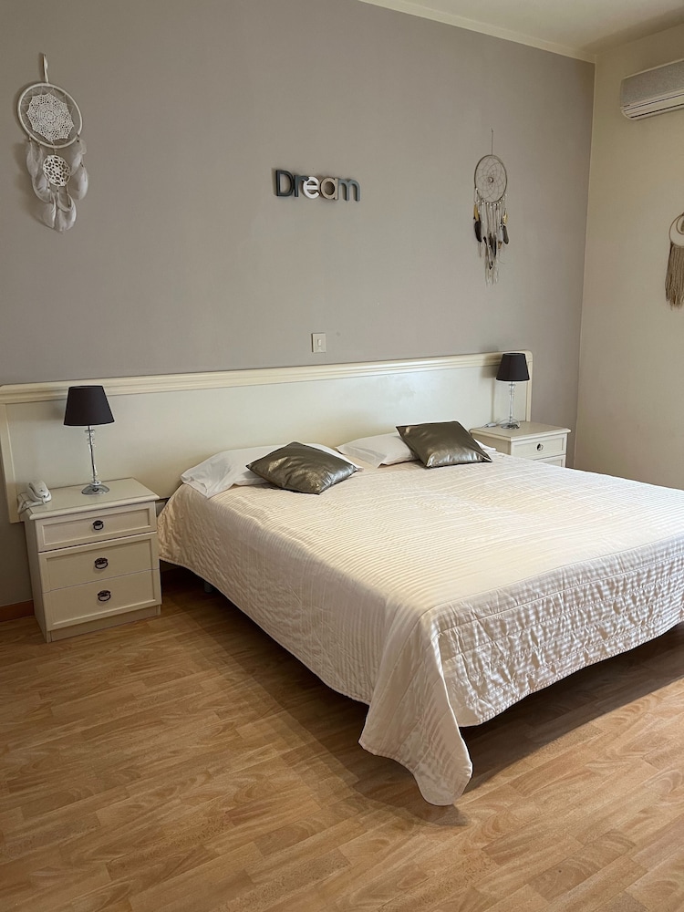 ROOM, DOUBLE BED