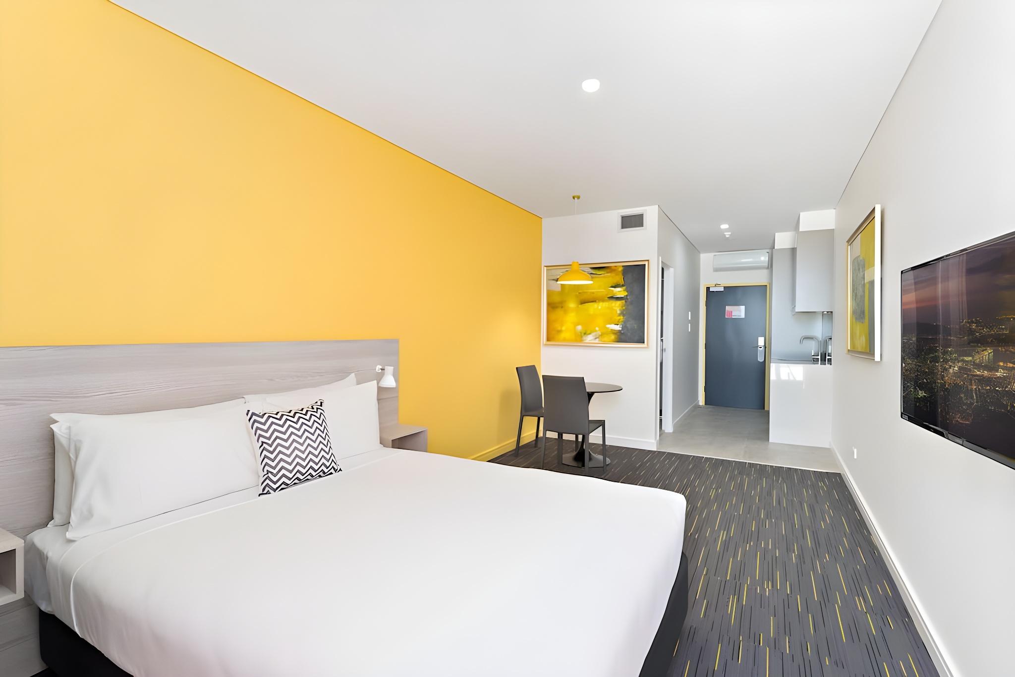 Go, Suite, Queen Bed