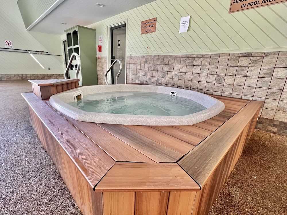 Town and Country Inn and Resort 27/50