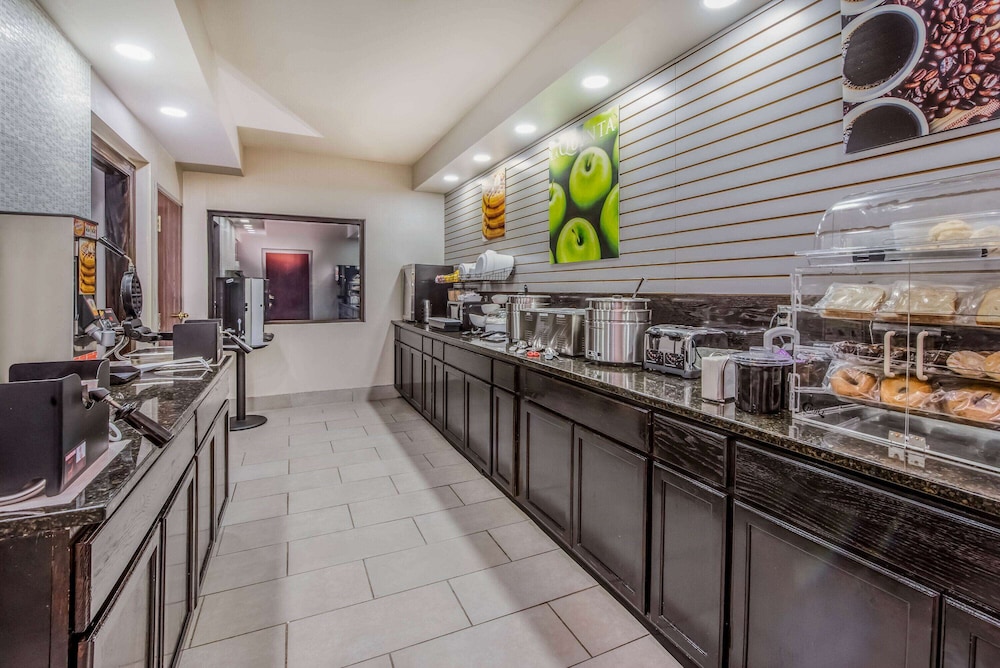 La Quinta Inn & Suites by Wyndham Fairborn Wright-Patterson 39/50