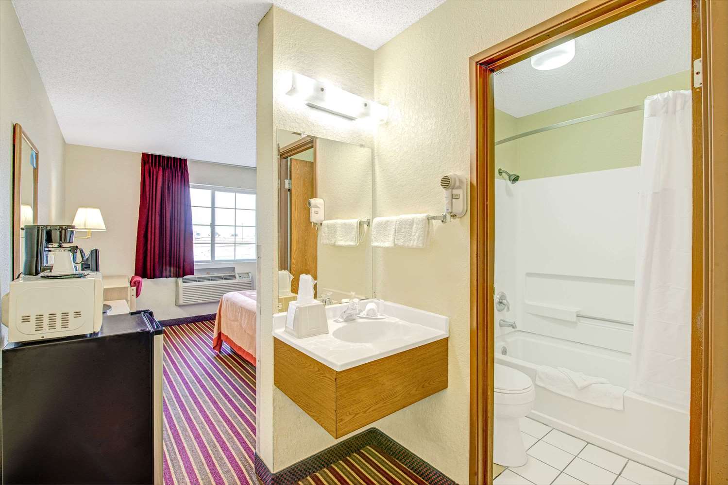 Super 8 by Wyndham San Antonio/Fiesta 17/19