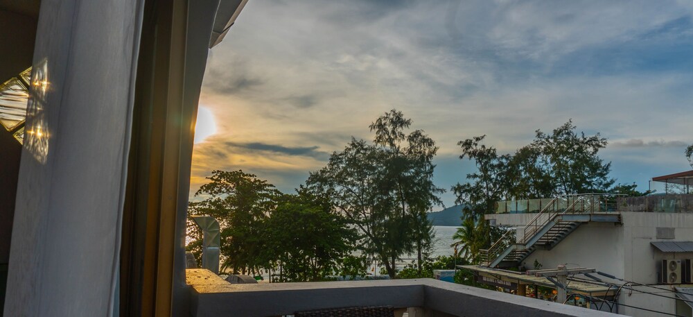 Harrys Steakhouse & Beach Hotel 44/50