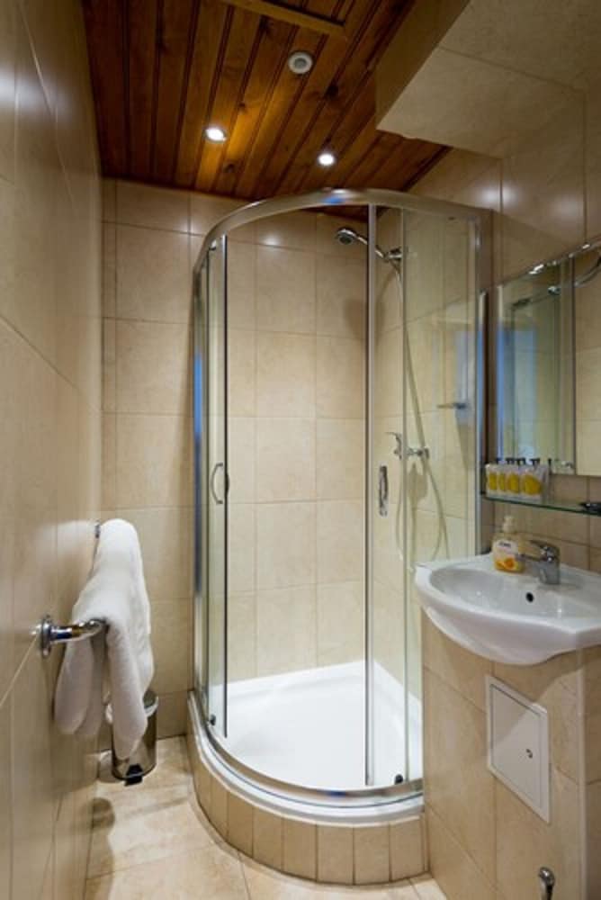 The Adria Hotel London 25/34