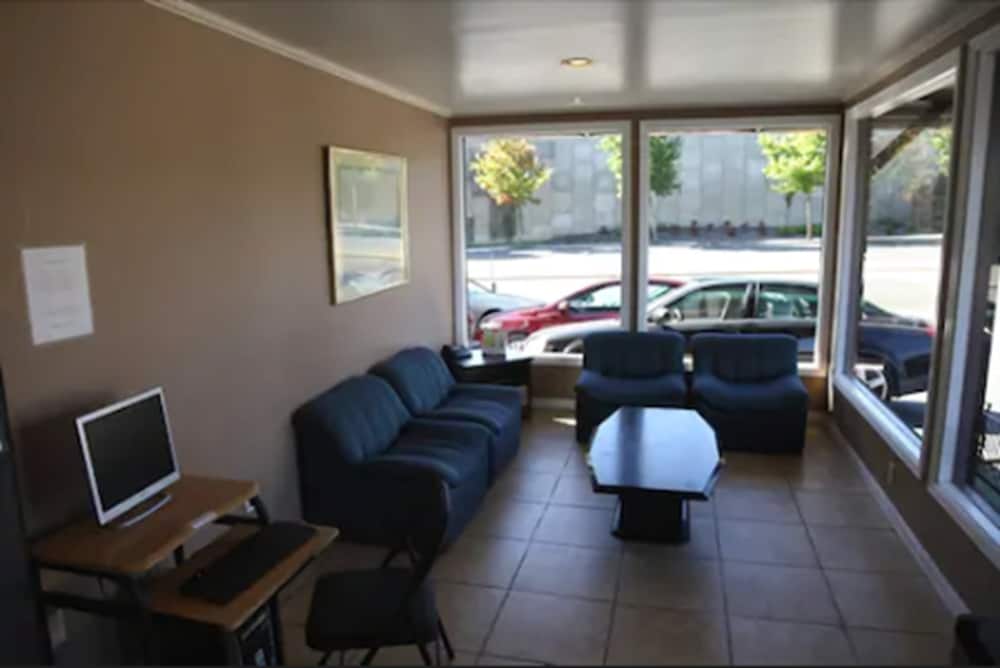 Seatac Inn and Airport Parking 34/44