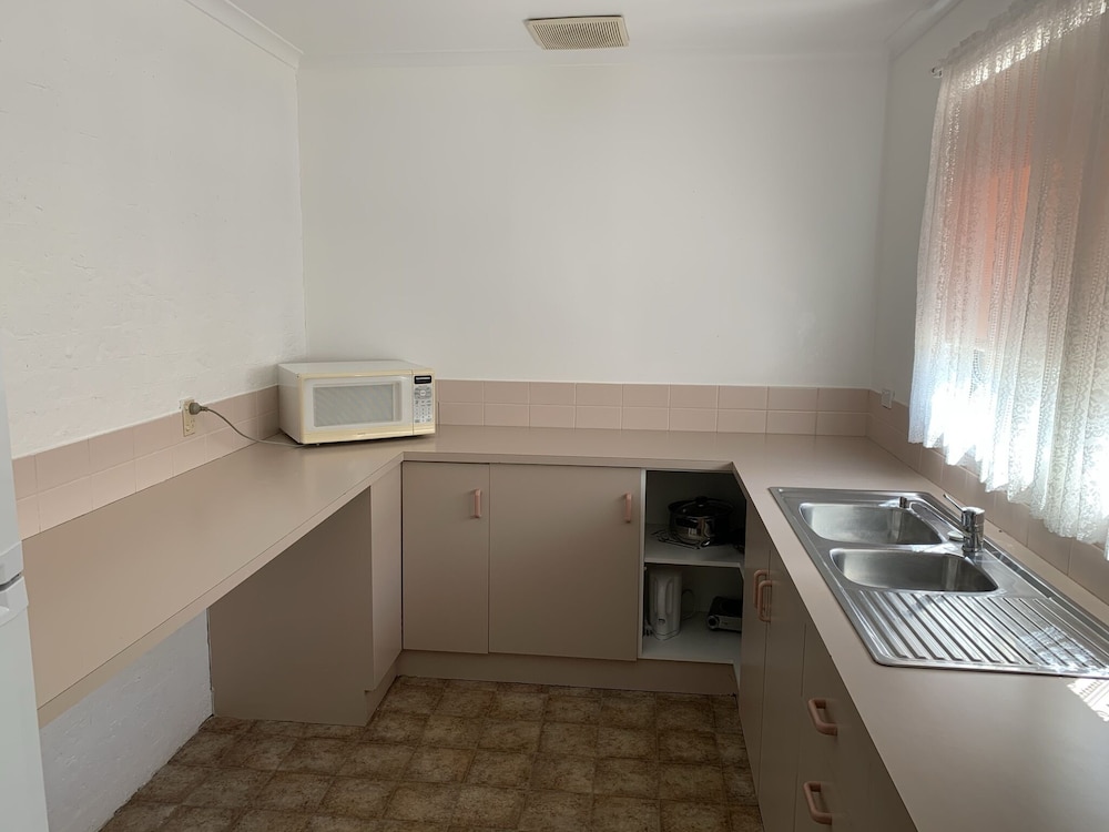 SWAGGERS MOTOR INN(FORMERLY Sundowner Yass) 27/46