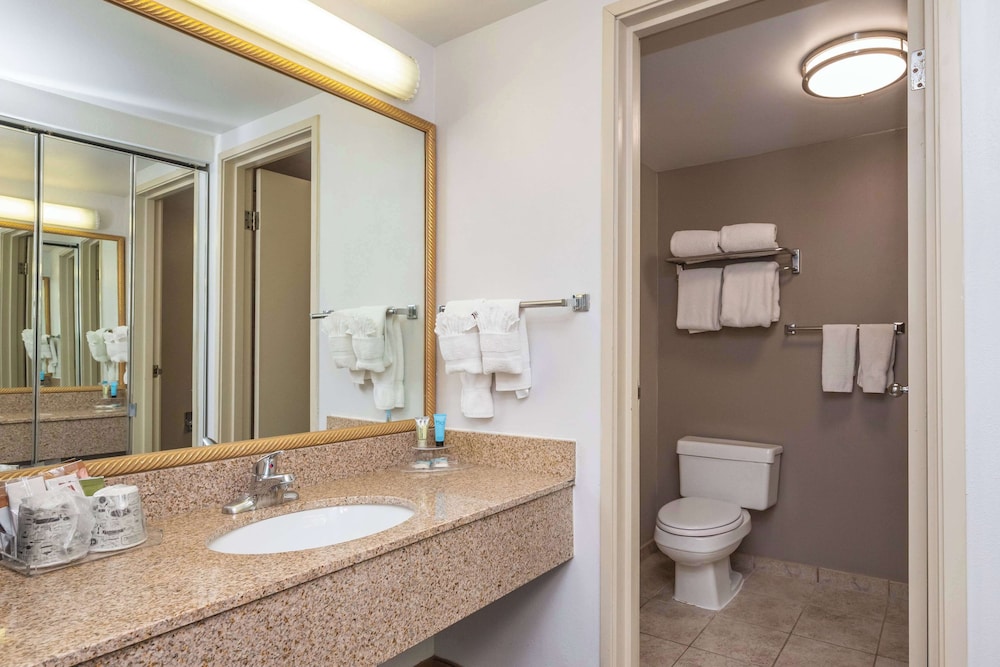 Endeavor Inn & Suites, Trademark Collection by Wyndham 52/55