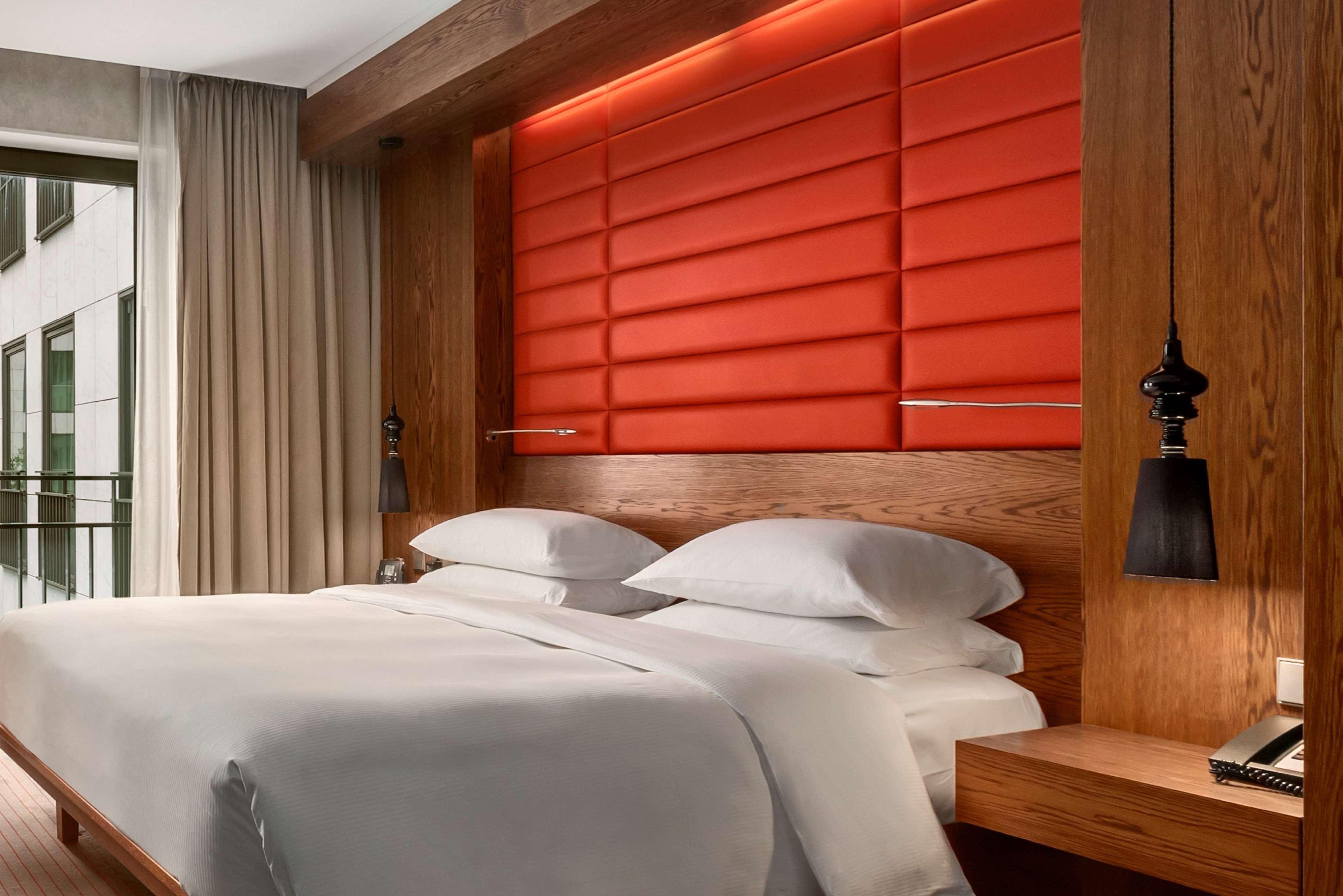 EXECUTIVE, KING BED, LOUNGE ACCESS