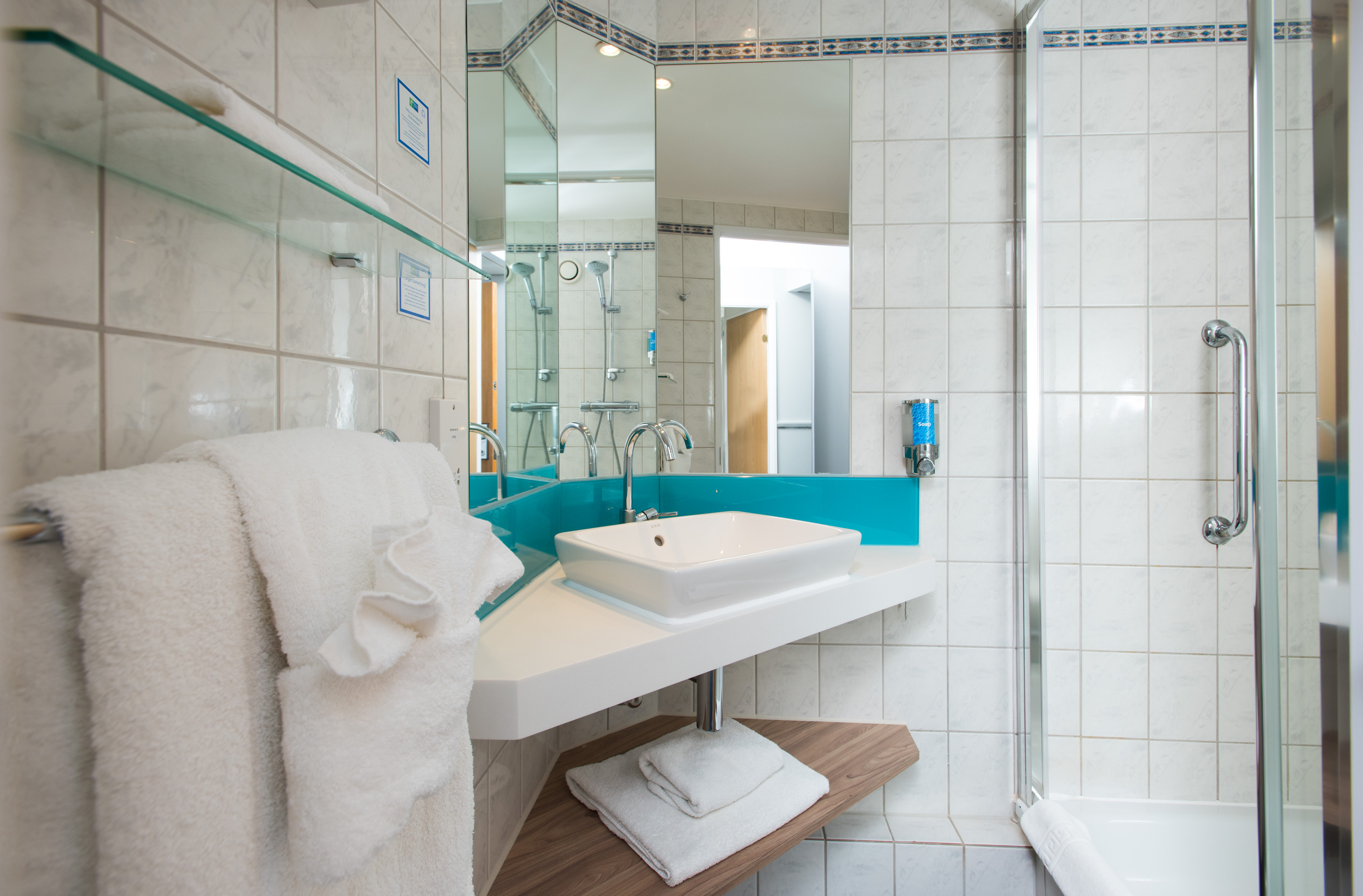 غرفة بسرير مزدوج مع أريكة، Holiday Inn Express London Luton Airport 3/3