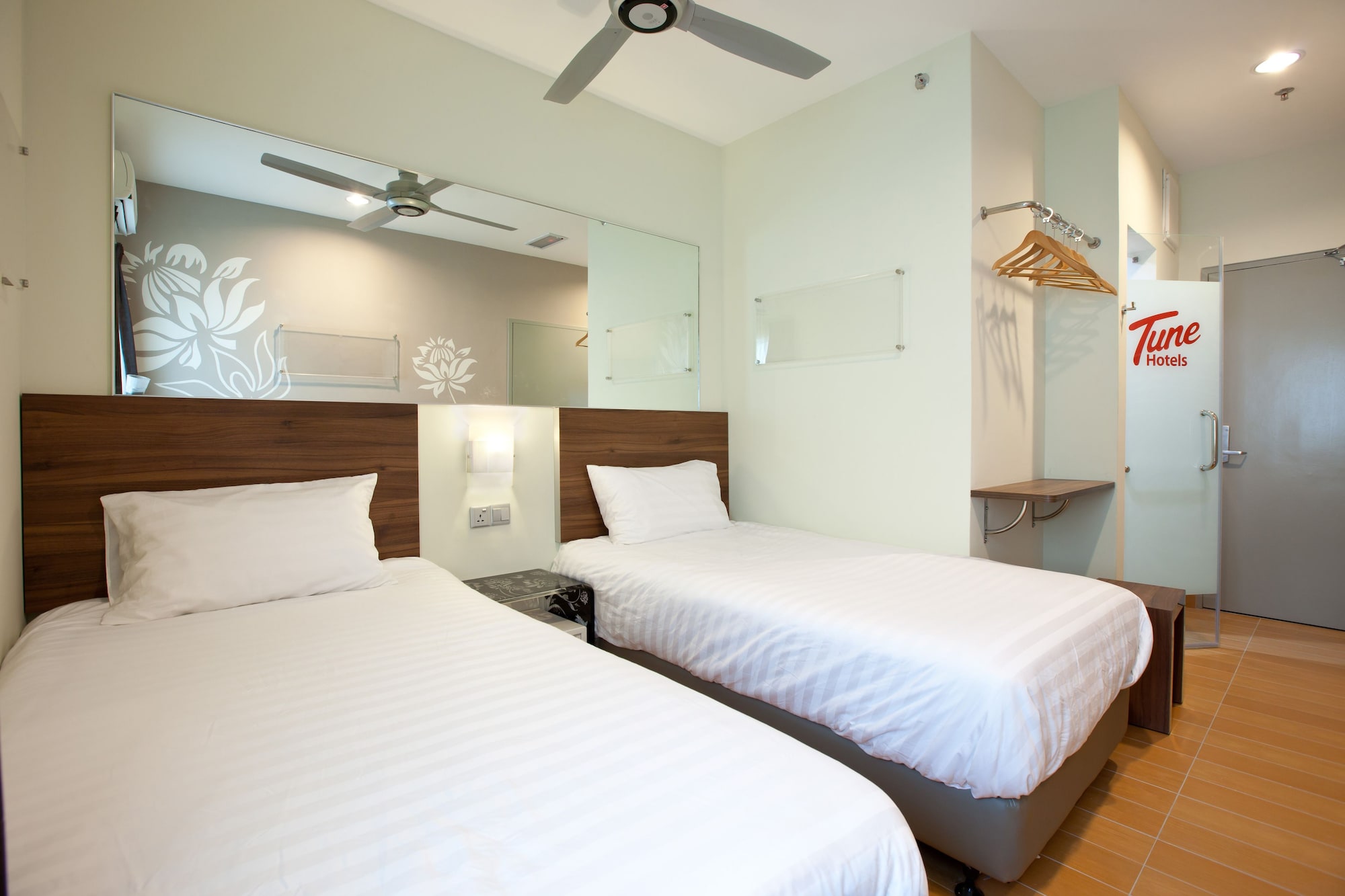 ROOM, TWIN BEDS, NO WINDOW