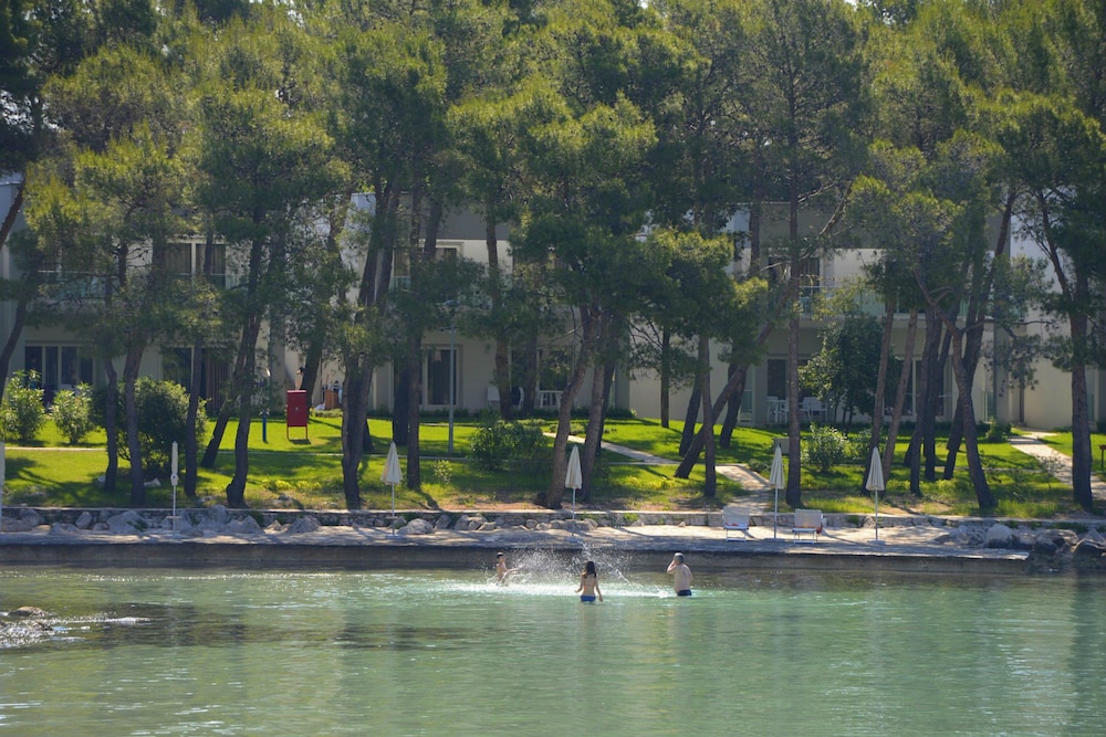 Crvena Luka Family Hotel 59/78