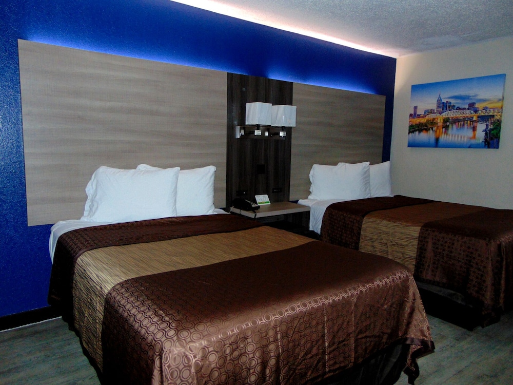 غرفة بسريرين مزدوجين، Somatel Nashville Airport Hotel 3/6