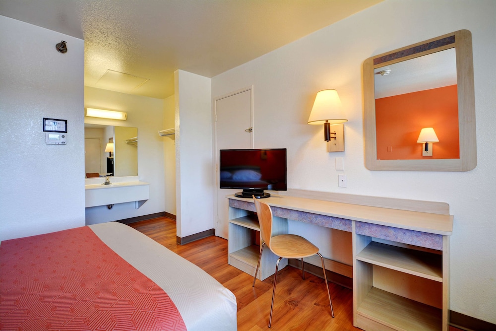 Motel6 Windsor Locks, CT - Hartford 37/66