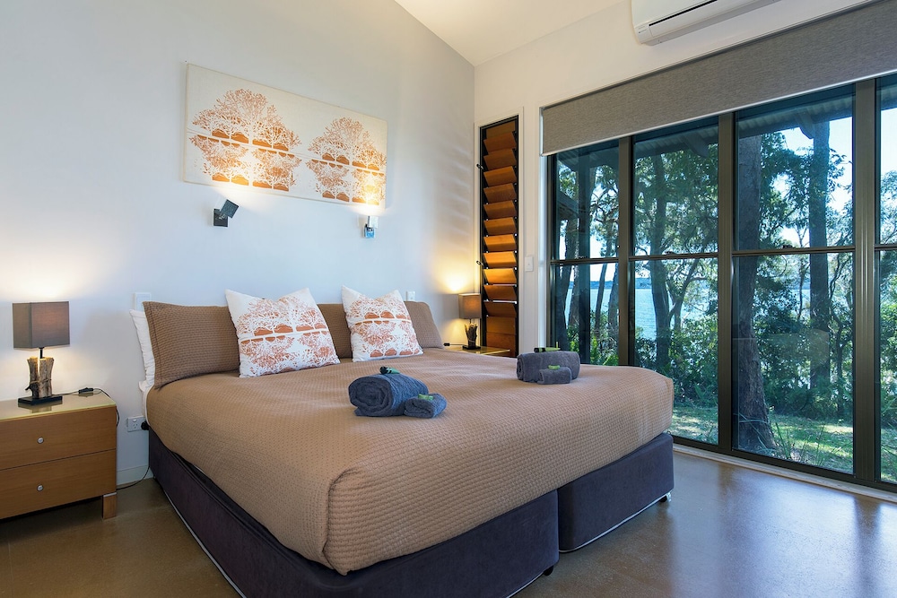 1 BEDROOM, DELUXE, HOUSE, LAKE VIEW