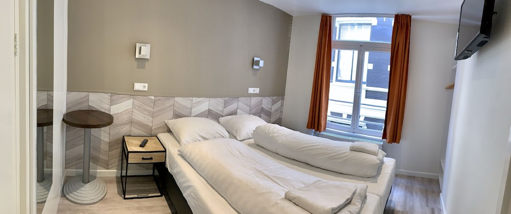 ROOM, TWIN BEDS