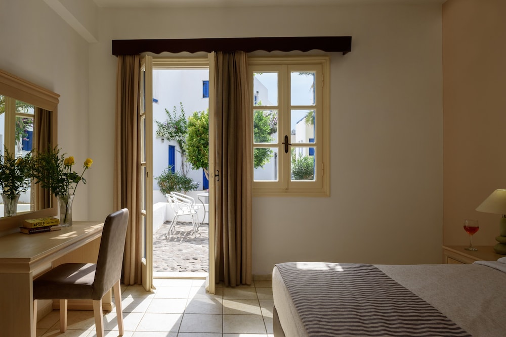 Scorpios Beach Hotel 32/63