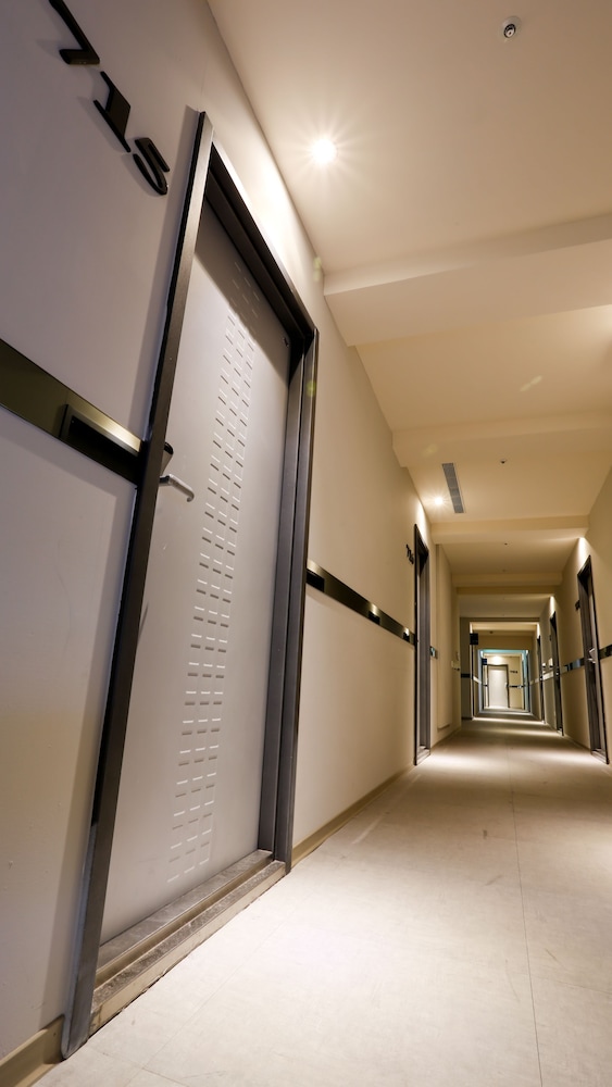 Walker Hotel Sanchong Zhengyi Branch 14/28