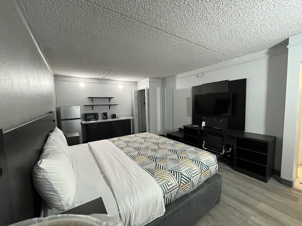 Studio6 Phoenix, AZ - Midtown 4/25