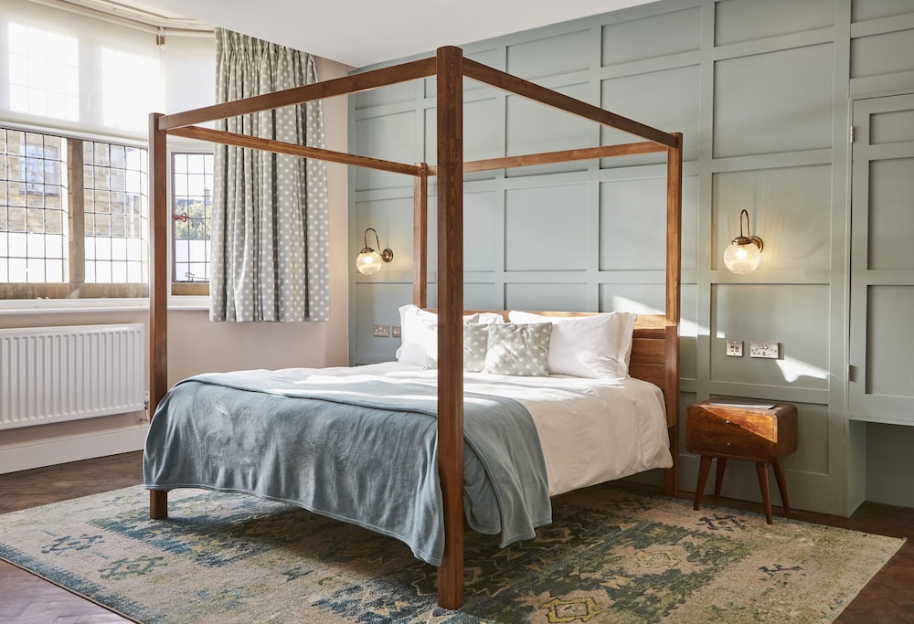Superior, Suite, King Bed, River View, The Old New Inn 2/5