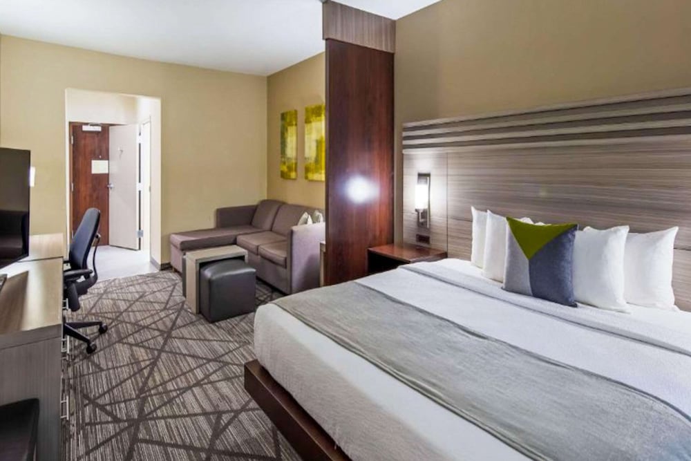SUITE, KING BED