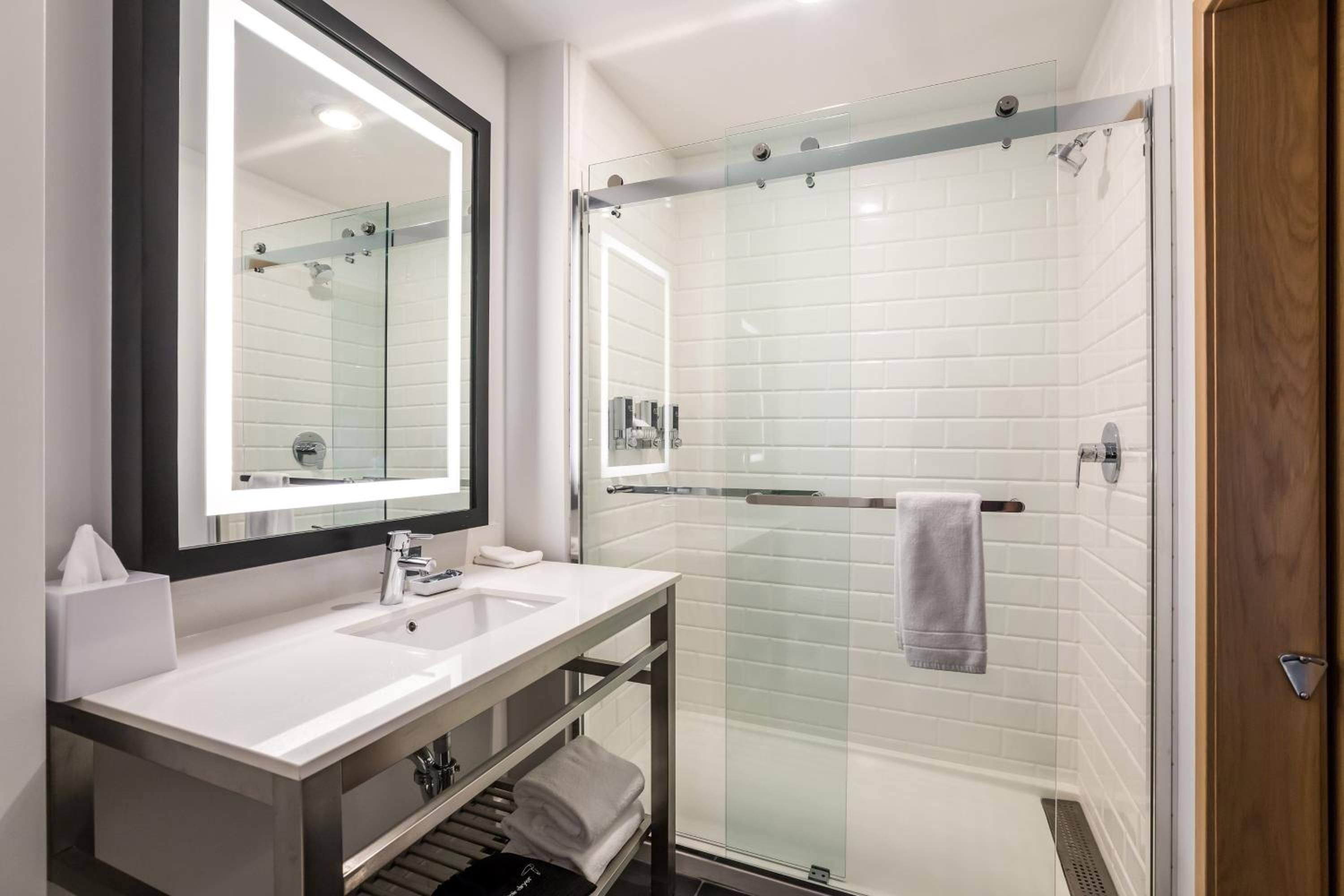 غرفة تقليدية بسرير كينج لذوي الإعاقة، Four Points By Sheraton Elkhart 7/10