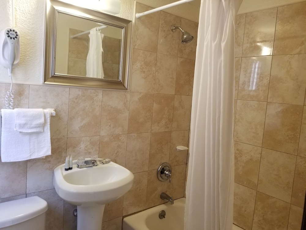 Parkway Inn Airport Motel 25/56